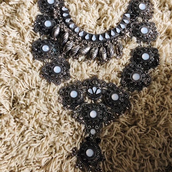 Statement necklace with white rhinestones - Picture 3 of 3